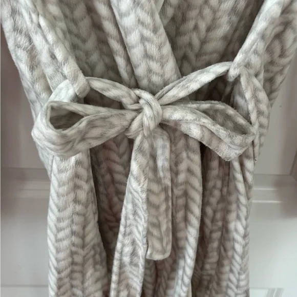 Miyu Fleece Robe - Picture 3 of 7